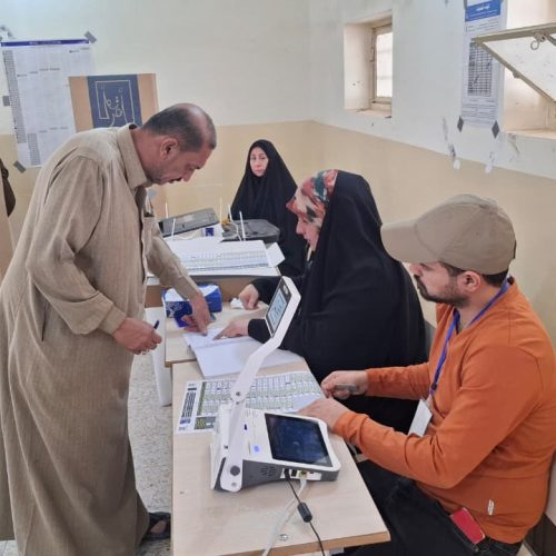 بالصور.. ازياد إقبال الناخبين على مراكز الاقتراع في مركز محافظة النجف
