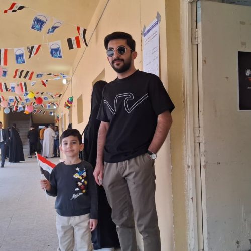 بالصور.. ازياد إقبال الناخبين على مراكز الاقتراع في مركز محافظة النجف