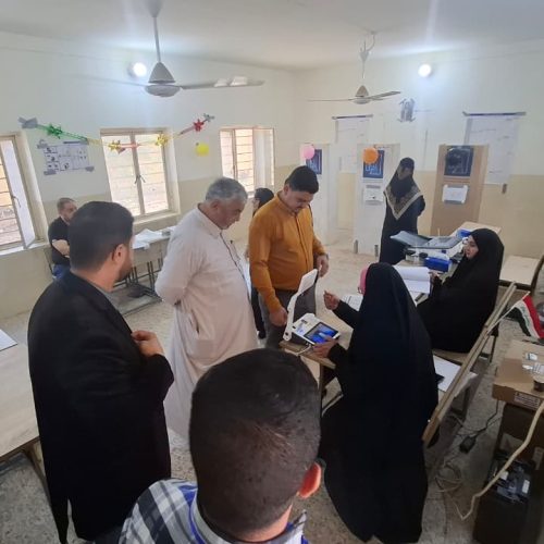 بالصور.. ازياد إقبال الناخبين على مراكز الاقتراع في مركز محافظة النجف