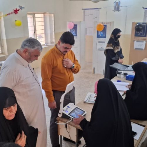 بالصور.. ازياد إقبال الناخبين على مراكز الاقتراع في مركز محافظة النجف