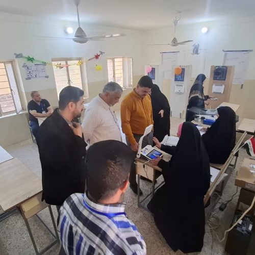بالصور.. ازياد إقبال الناخبين على مراكز الاقتراع في مركز محافظة النجف