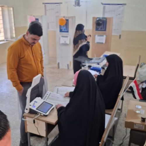 بالصور.. ازياد إقبال الناخبين على مراكز الاقتراع في مركز محافظة النجف