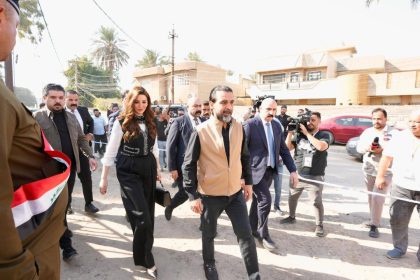 بالصور.. الرئيس الحلبوسي وعقيلته يدليان بصوتيهما بالانتخابات النيابية بمركز اقتراع إعدادية الخضراء في بغداد