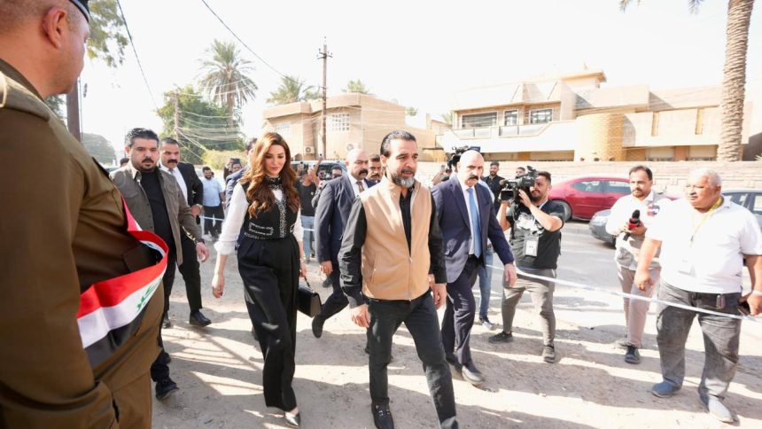 بالصور.. الرئيس الحلبوسي وعقيلته يدليان بصوتيهما بالانتخابات النيابية بمركز اقتراع إعدادية الخضراء في بغداد