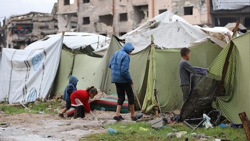 الأمطار تزيد معاناة النازحين في غزة وتغرق خيامهم المهترئة