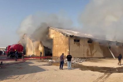 إخماد حريق اندلع داخل مخزن للمواد الغذائية قرب الحي الصناعي في النجف