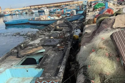 غارات ليبية تخطئ مراكب مهربين وتلحق ضرراً بقوارب مكافحة الهجرة