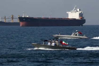 مسؤول أميركي: إيران صادرت ناقلة نفط في مضيق هرمز