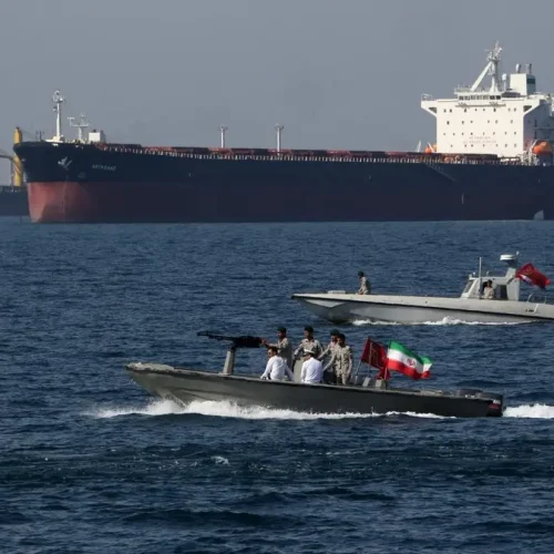 مسؤول أميركي: إيران صادرت ناقلة نفط في مضيق هرمز