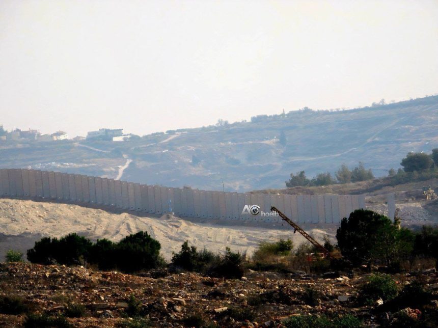 اليونيفيل: إسرائيل تشيد جداراً يتجاوز الخط الأزرق وينتهك سيادة لبنان والقرار 1701