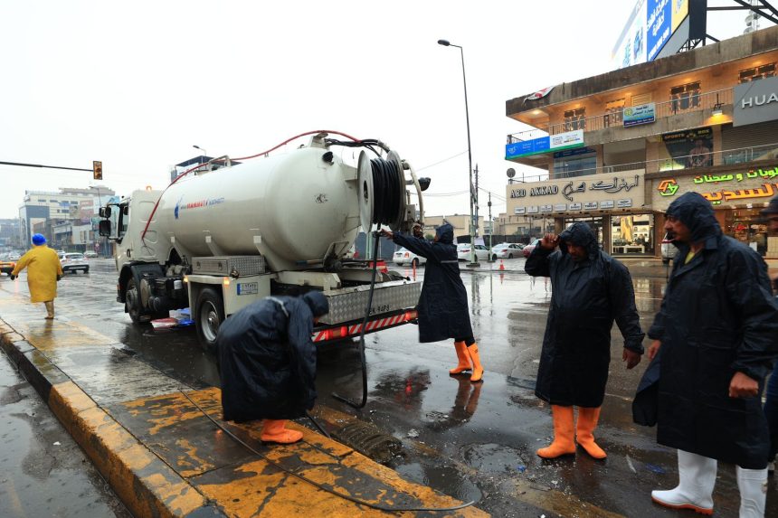 أمين بغداد يوجه باستنفار جميع الجهود لسحب وتصريف مياه الأمطار