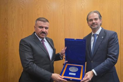 وزير الداخلية يبحث مع الانتربول تعزيز التنسيق المشترك بمكافحة الجريمة ومتابعة المطلوبين للقضاء