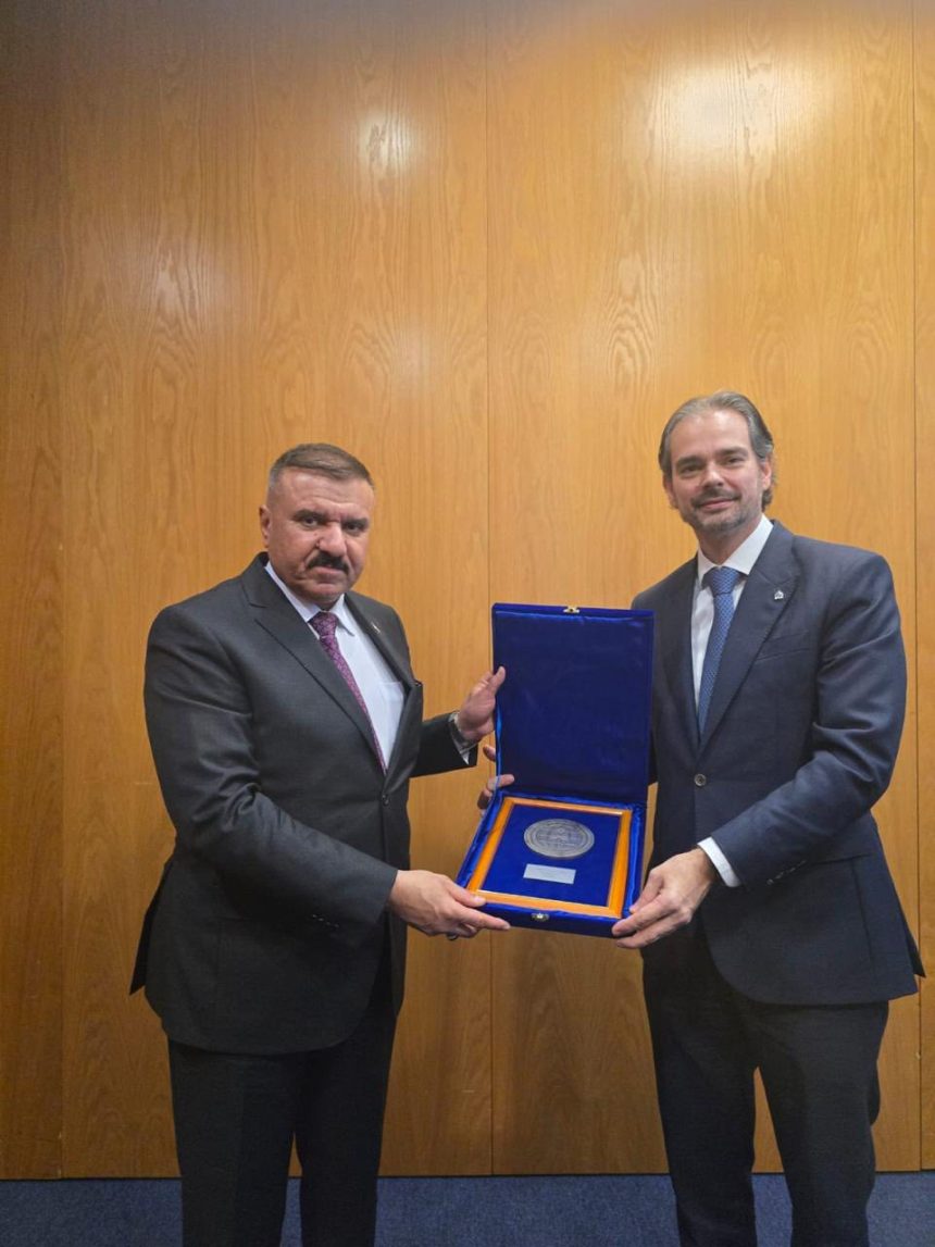 وزير الداخلية يبحث مع الانتربول تعزيز التنسيق المشترك بمكافحة الجريمة ومتابعة المطلوبين للقضاء