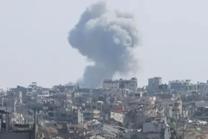 شرق خان يونس تحت النار.. غارات ونسف مبانٍ