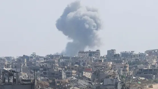 شرق خان يونس تحت النار.. غارات ونسف مبانٍ