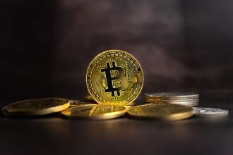 "البيتكوين" عند أدنى مستوى منذ أبريل 2025 وتتجه نحو 85 ألف دولار