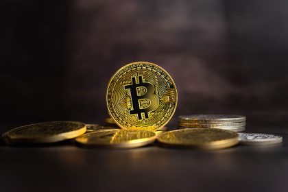 "البيتكوين" عند أدنى مستوى منذ أبريل 2025 وتتجه نحو 85 ألف دولار