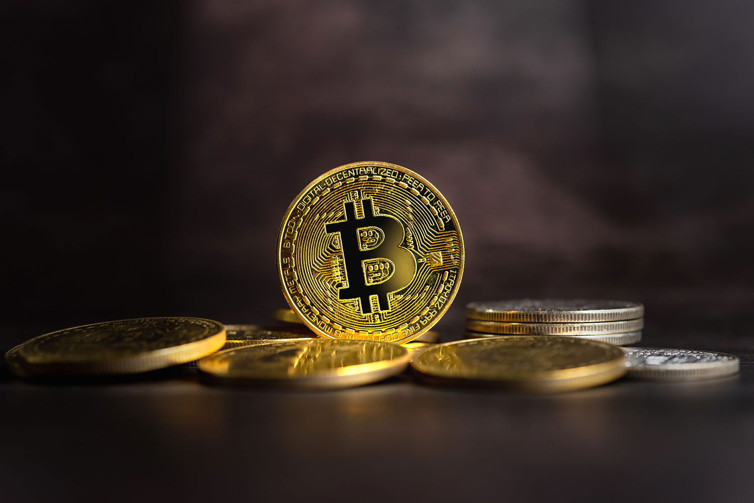 "البيتكوين" عند أدنى مستوى منذ أبريل 2025 وتتجه نحو 85 ألف دولار