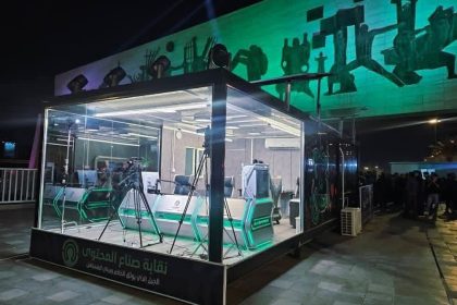 قوة امنية تغلق "الغرفة الزجاجية" لجمع التبرعات للمعاقين في ساحة التحرير وتأمر برفعها