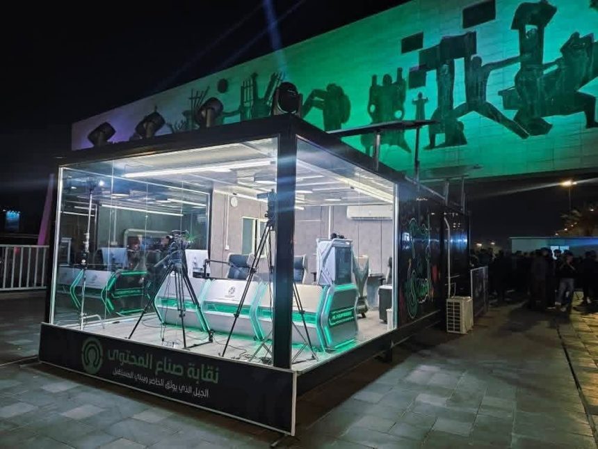 قوة امنية تغلق "الغرفة الزجاجية" لجمع التبرعات للمعاقين في ساحة التحرير وتأمر برفعها