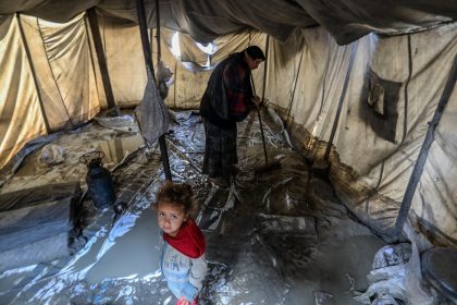 سيول عارمة تغمر الضفة الغربية وغزة وسط مشاهد مأساوية