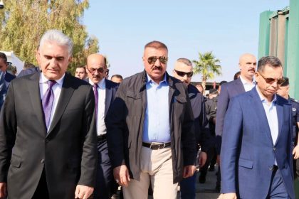 وزير الداخلية يصل حقل كورمور في السليمانية للوقوف على تداعيات الاعتداء عليه