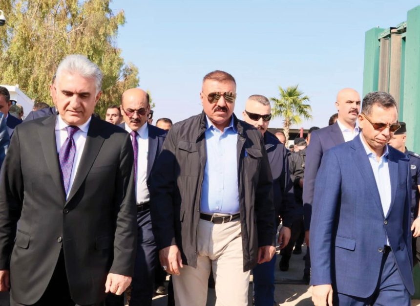 وزير الداخلية يصل حقل كورمور في السليمانية للوقوف على تداعيات الاعتداء عليه