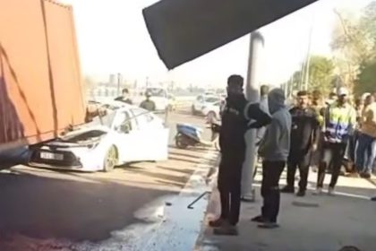 قادما من البصرة.. سائق "تريلة" يصطدم بجسر وسط بغداد ويتسبب بأضرار