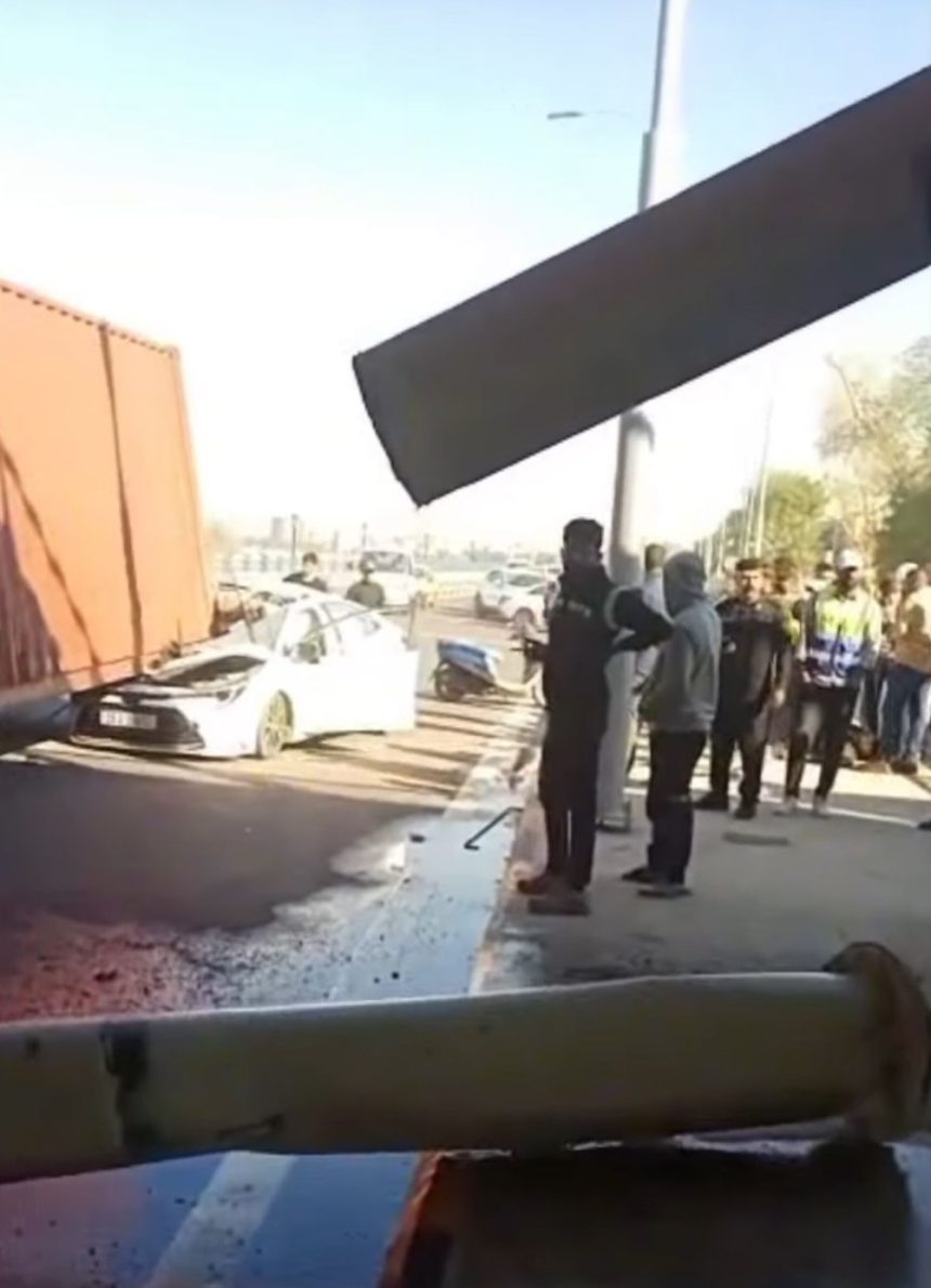 قادما من البصرة.. سائق "تريلة" يصطدم بجسر وسط بغداد ويتسبب بأضرار