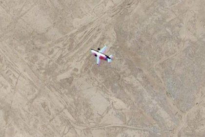 النقل تصدر توضيحاً بشأن صور لطائرة مركونة في منطقة صحراوية قرب الوركاء