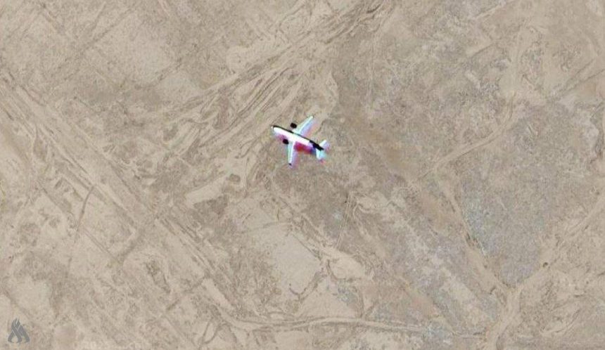 النقل تصدر توضيحاً بشأن صور لطائرة مركونة في منطقة صحراوية قرب الوركاء