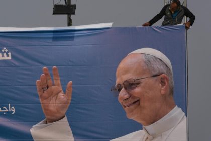 بابا الفاتيكان يصل إلى مطار بيروت الدولي