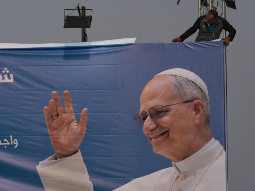 بابا الفاتيكان يصل إلى مطار بيروت الدولي