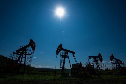 تحالف "أوبك+" يتفق على إبقاء إنتاج النفط دون تغيير لعام 2026