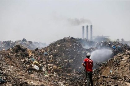 لتقليل التلوث البيئي.. إغلاق معامل مخالفة وإزالة عدد من مواقع الحرق العشوائي في بغداد