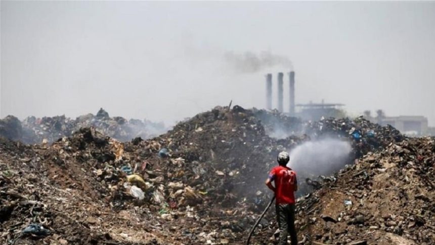 لتقليل التلوث البيئي.. إغلاق معامل مخالفة وإزالة عدد من مواقع الحرق العشوائي في بغداد