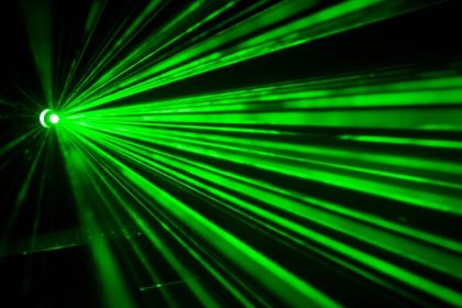 العمليات المشتركة تمنع استخدام ضوء الليزر داخل المناطق المحيطة بالمطارات