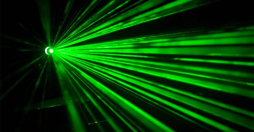 العمليات المشتركة تمنع استخدام ضوء الليزر داخل المناطق المحيطة بالمطارات