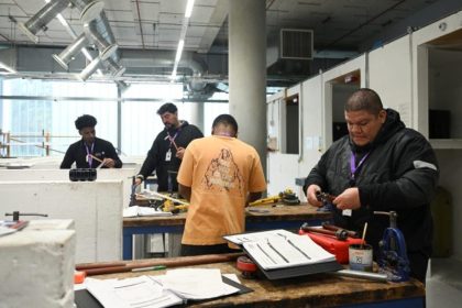 شبان بريطانيا يلجأون للمهن الحرفية هربا من الذكاء الاصطناعي