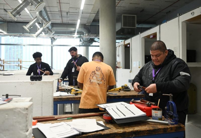 شبان بريطانيا يلجأون للمهن الحرفية هربا من الذكاء الاصطناعي