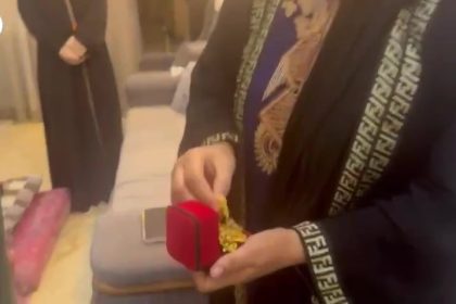 شرطة الكرخ تلقي القبض على متهمة بسرقة مصوغات ذهبية من أحد المحال