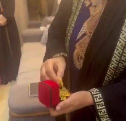 شرطة الكرخ تلقي القبض على متهمة بسرقة مصوغات ذهبية من أحد المحال