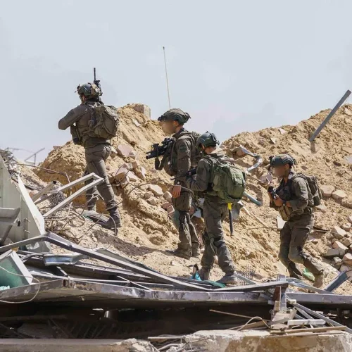 إعلام عبري: إصابة ثلاثة جنود إسرائيليين بجروح خطرة خلال اشتباكات في رفح