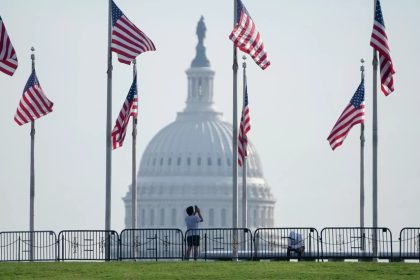 الولايات المتحدة تقلص مدة تصاريح عمل المهاجرين إلى 18 شهرا