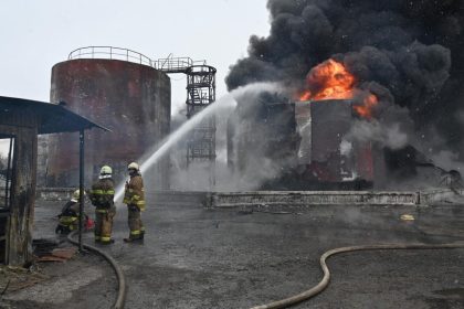 النيران تتصاعد من ميناء تيمريوك الروسي بعد هجوم أوكراني بالمسيرات