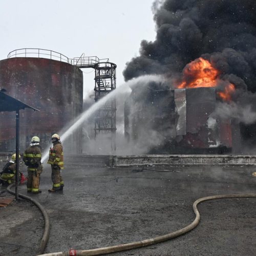 النيران تتصاعد من ميناء تيمريوك الروسي بعد هجوم أوكراني بالمسيرات