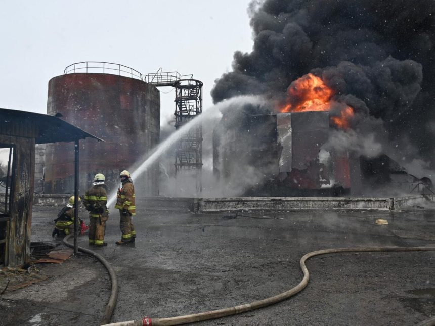 النيران تتصاعد من ميناء تيمريوك الروسي بعد هجوم أوكراني بالمسيرات