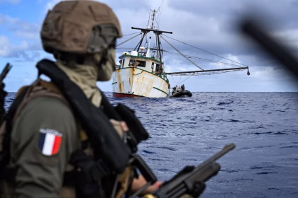 فرنسا.. محاكمة عراقيين وسوداني إثر حادث غرق مركب مهاجرين خلف قتلى في قناة المانش