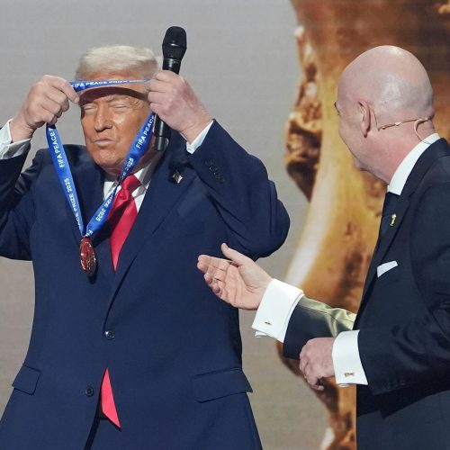 الفيفا يمنح جائزة السلام 2025 لدونالد ترامب