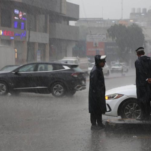 العراق يستقبل موجة أمطار غزيرة.. الأنواء تحذر من سيول وفيضانات في المناطق غير المخدومة اعتباراً من الغد